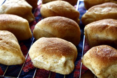 Pan de sal ya da Tuz Ekmeği adı verilen taze fırınlanmış Filipin ekmeğinin fotoğrafı.