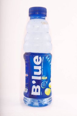 Antipolo Şehri, Filipinler - 6 Şubat 2019: İzole edilmiş beyaz arka planda B 'lue aromalı meyve suyu şişesi.