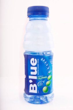 Antipolo Şehri, Filipinler - 6 Şubat 2019: İzole edilmiş beyaz arka planda B 'lue aromalı meyve suyu şişesi.