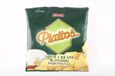 Antipolo Şehri, Filipinler - 6 Şubat 2019: İzole edilmiş beyaz arka planda bir paket Piattos patates cipsi.