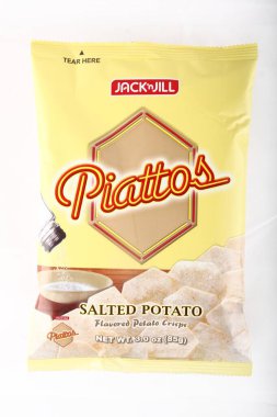 Antipolo Şehri, Filipinler - 6 Şubat 2019: İzole edilmiş beyaz arka planda bir paket Piattos patates cipsi.