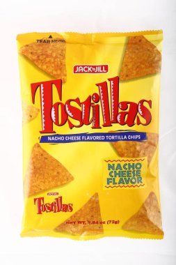 Antipolo Şehri, Filipinler - 6 Şubat 2019: İzole edilmiş beyaz arka planda bir paket Tostillas cips..
