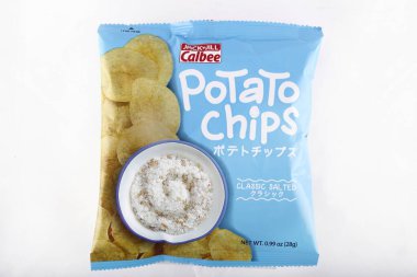 Antipolo Şehri, Filipinler - 6 Şubat 2019: İzole edilmiş beyaz arka planda bir paket patates cipsi.