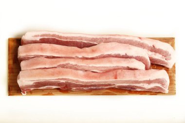 İzole edilmiş beyaz arka planda taze ve çiğ domuz eti fotoğrafı..