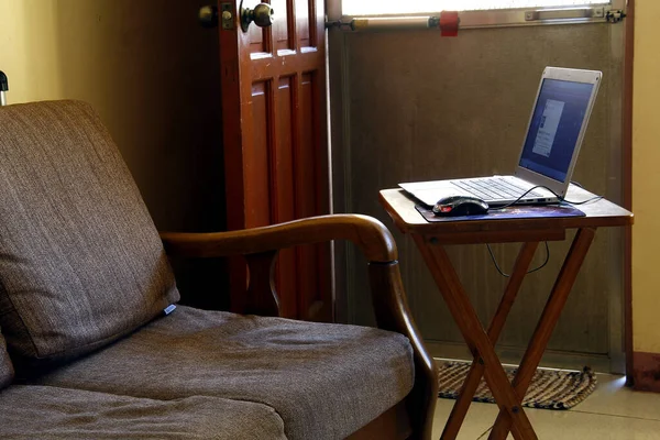 Foto Eines Laptops Auf Einem Schreibtisch Wohnzimmer Eines Hauses — Stockfoto