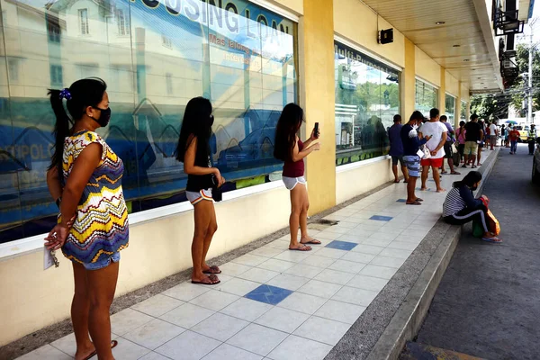 Antipolo City Filipina Mei 2020 Pelanggan Mengantri Luar Toko Dengan — Stok Foto