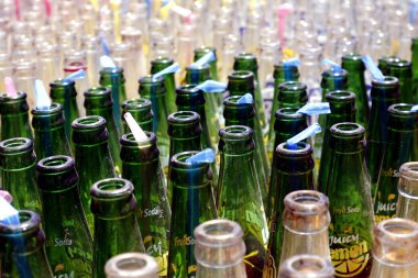 Antipolo Şehri, Filipinler - 5 Mayıs 2020: Boş meşrubat şişeleri ve diğer meyve sodaları.