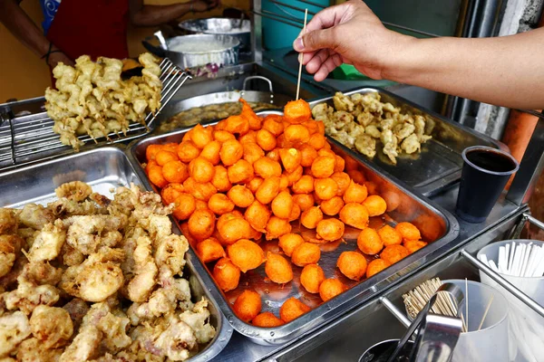 Kaldırım Kenarındaki Bir Yemek Arabasında Satılan Çeşitli Kızarmış Sokak Yemeklerinin — Stok fotoğraf