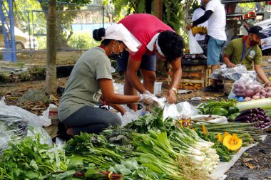 Antipolo Şehri, Filipinler - 7 Mayıs 2020: Covid 19 virüs salgını nedeniyle yerel yönetim tarafından bir toplulukta mobil bir palengke veya pazar tedarikçileri ve müşterileri.