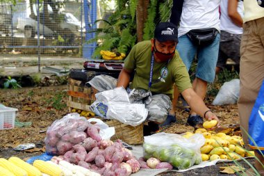 Antipolo Şehri, Filipinler - 7 Mayıs 2020: Covid 19 virüs salgını nedeniyle yerel yönetim tarafından bir toplulukta mobil bir palengke veya pazar tedarikçileri ve müşterileri.