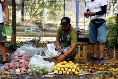 Antipolo Şehri, Filipinler - 7 Mayıs 2020: Covid 19 virüs salgını nedeniyle yerel yönetim tarafından bir toplulukta mobil bir palengke veya pazar tedarikçileri ve müşterileri.
