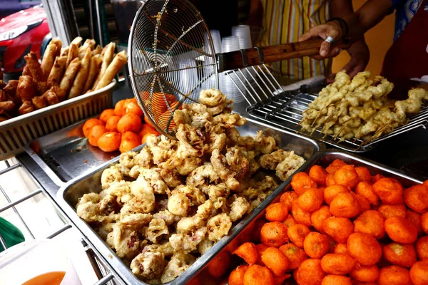 Photo Assorted Deep Fried Street Food Sold Food Cart Sidewalk — Stock Photo, Image