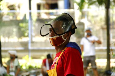 Antipolo Şehri, Filipinler - 7 Mayıs 2020: Mobil palengke veya Covid 19 virüs salgını sırasında yüz maskesi ve yüz maskesi takan pazar satıcısı.