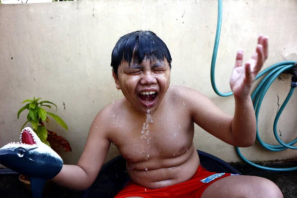 Fotografie Mladého Asijského Chlapce Chladí Umyvadle Vodní Hadice Jako Provizorní — Stock fotografie