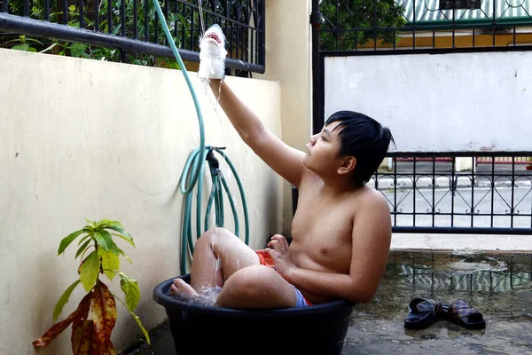 Photo Young Asian Boy Cooling Water Basin Water Hose Makeshift — Stock Photo, Image