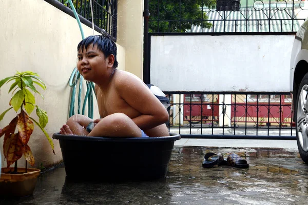 Foto Jovem Menino Asiático Esfriando Uma Bacia Água Uma Mangueira — Fotografia de Stock