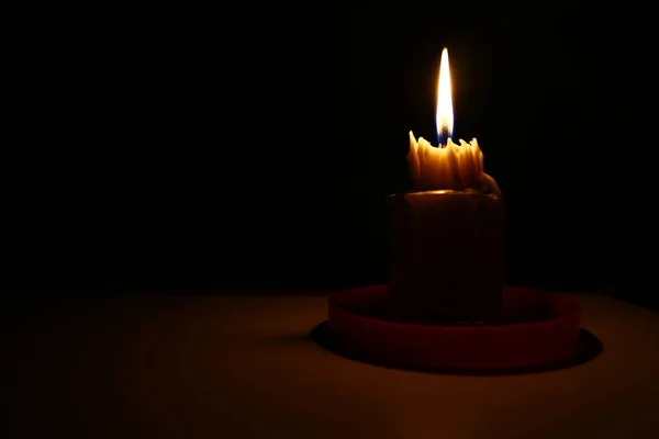 黑暗中一支蜡烛的照片 — 图库照片