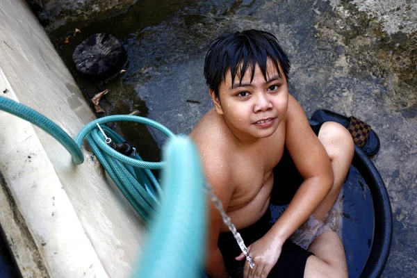 Photo Jeune Garçon Asiatique Refroidissant Dans Bassin Eau Avec Tuyau — Photo