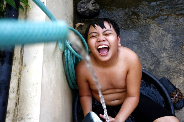 Фото Молодого Азиатского Мальчика Охлаждающегося Водяном Бассейне Водяным Шлангом Импровизированный — стоковое фото