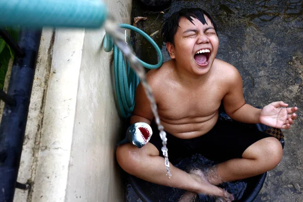 Photo Young Asian Boy Cooling Water Basin Water Hose Makeshift — Stock Photo, Image