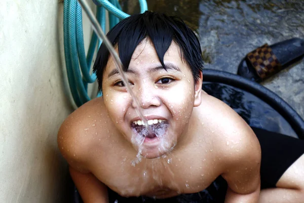 Foto Ung Asiatisk Pojke Svalna Ett Vattenbäcken Med Vattenslang Som — Stockfoto