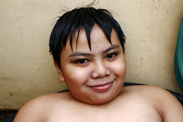 カメラで微笑む濡れた若いアジアの少年の肖像 — ストック写真
