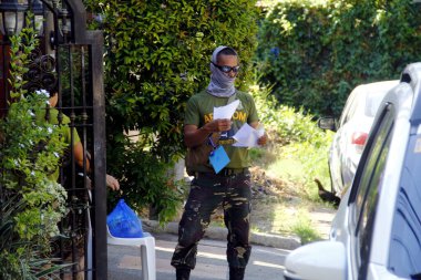 Antipolo Şehri, Filipinler - 11 Mayıs 2020: Yerel hükümet çalışanları ve ulusal polis memurları, Covid 19 virüs salgını nedeniyle tecrit sırasındaki sakinlere yardım ürünleri dağıtıyor.