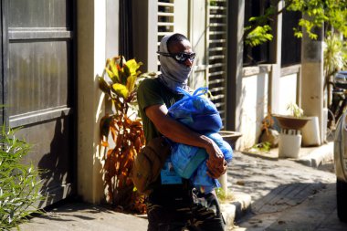 Antipolo Şehri, Filipinler - 11 Mayıs 2020: Yerel hükümet çalışanları ve ulusal polis memurları, Covid 19 virüs salgını nedeniyle tecrit sırasındaki sakinlere yardım ürünleri dağıtıyor.