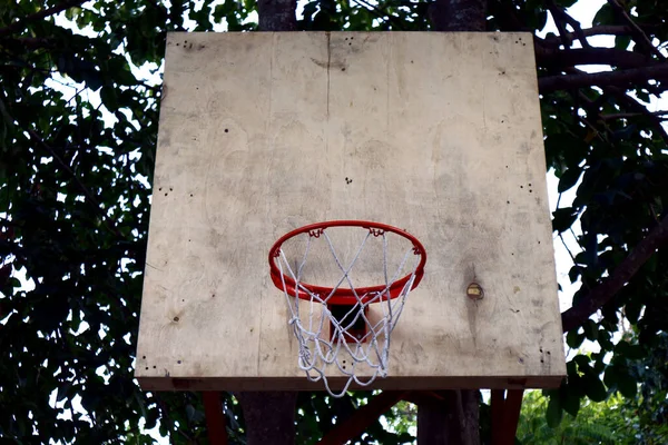 木製のバスケットボールボードとネット付きリングの写真 — ストック写真