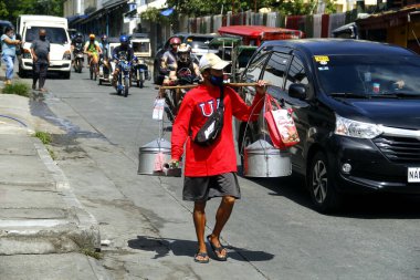 Antipolo Şehri, Filipinler - 16 Mayıs 2020: Karantina kurallarından sonra sokak satıcıları, Covid 19 virüs salgını nedeniyle iki ay süren gelişmiş toplum karantinası sonrasında gıda ürünleri satmalarına izin verdiler.