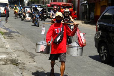 Antipolo Şehri, Filipinler - 16 Mayıs 2020: Karantina kurallarından sonra sokak satıcıları, Covid 19 virüs salgını nedeniyle iki ay süren gelişmiş toplum karantinası sonrasında gıda ürünleri satmalarına izin verdiler.