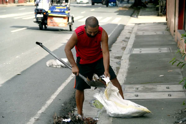 Antipolo City Philippinen Mai 2020 Der Mensch Fegt Schmutz Und — Stockfoto