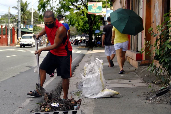 Antipolo City Philippines May 2020 Man Sweeps Dirt Other Debris — Stock Photo, Image