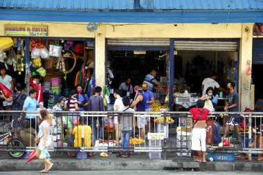 Antipolo Şehri, Filipinler - 16 Mayıs 2020: Covid 19 virüs salgını nedeniyle iki ay süren gelişmiş toplum karantinası sonrasında insanlar sokak ve kamu piyasasını işgal ettiler.