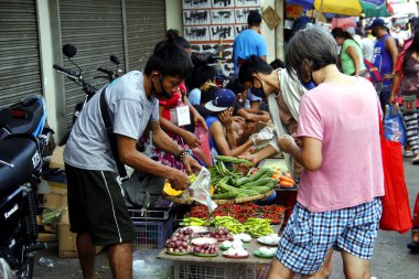 Antipolo Şehri, Filipinler - 16 Mayıs 2020: Covid 19 virüs salgını nedeniyle iki ay süren gelişmiş toplum karantinası sonrasında insanlar sokak ve kamu piyasasını işgal ettiler.
