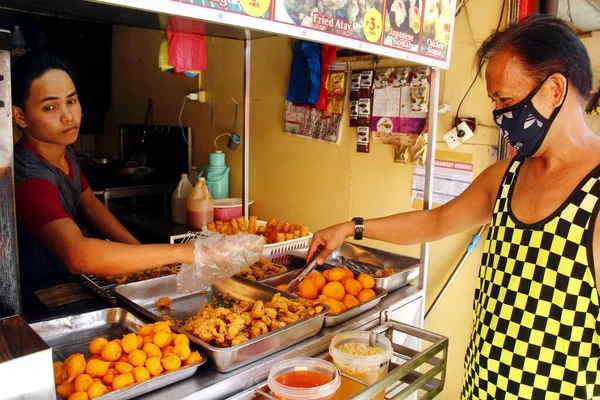 Antipolo City Filipijnen Mei 2020 Leverancier Serveert Gefrituurd Voedsel Zijn — Stockfoto