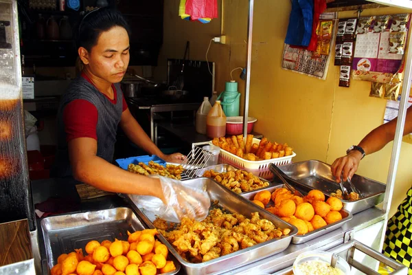 Antipolo City Filippine Maggio 2020 Venditore Serve Cibo Fritto Assortito — Foto Stock