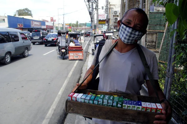 Antipolo City Filipinas Maio 2020 Vendedores Ambulantes Vendem Cigarros Doces — Fotografia de Stock