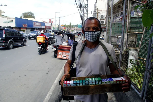 Antipolo City Philippines May 2020 Street Vendor Sell Cigarette Candies — Stock Photo, Image