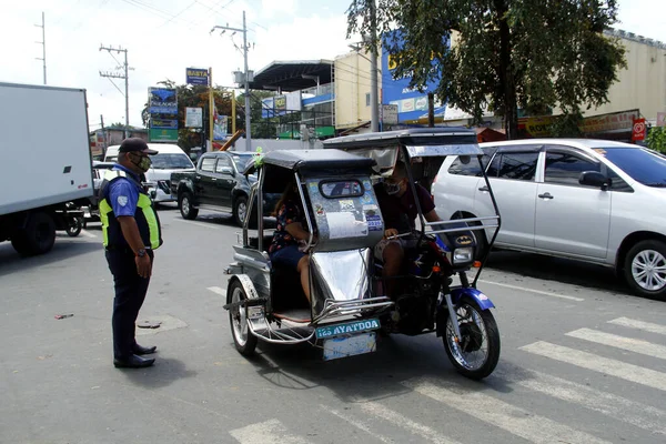 Antipolo City Filipijnen Mei 2020 Driewieler Rijdt Langs Een Verkeershandhaver — Stockfoto