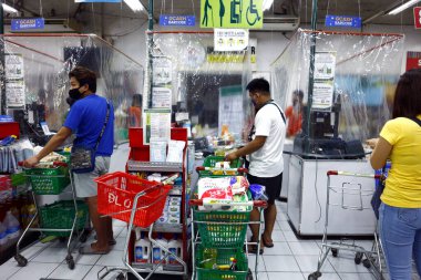 Antipolo Şehri, Filipinler - 16 Mayıs 2020: Covid 19 virüs salgını sırasında bir marketteki kasiyerlerin plastik bariyerleri yerleştirildi.