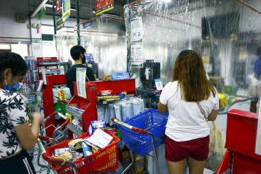 Antipolo Şehri, Filipinler - 16 Mayıs 2020: Covid 19 virüs salgını sırasında bir marketteki kasiyerlerin plastik bariyerleri yerleştirildi.