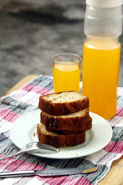 Foto Von Geschnittenem Bananenbrot Und Orangensaft Getränk — Stockfoto