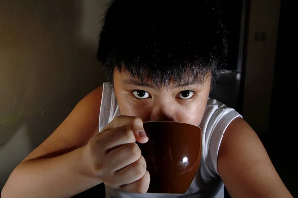 Foto Jovem Menino Asiático Bebendo Chocolate Quente Uma Caneca — Fotografia de Stock