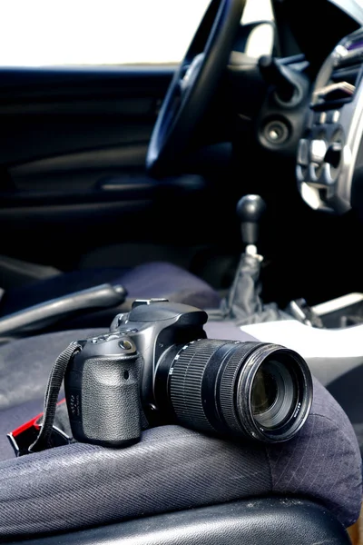 Foto Una Reflex Digitale Dslr Sul Sedile Anteriore Auto — Foto Stock