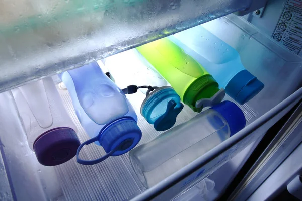 Foto Vasos Plástico Llenos Agua Fría Bandeja Del Refrigerador Dentro — Foto de Stock