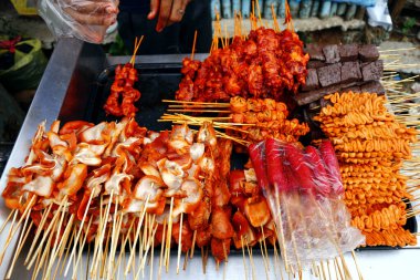 Mangalda ızgara domuz eti ve tavuk bağırsağı barbeküsü.