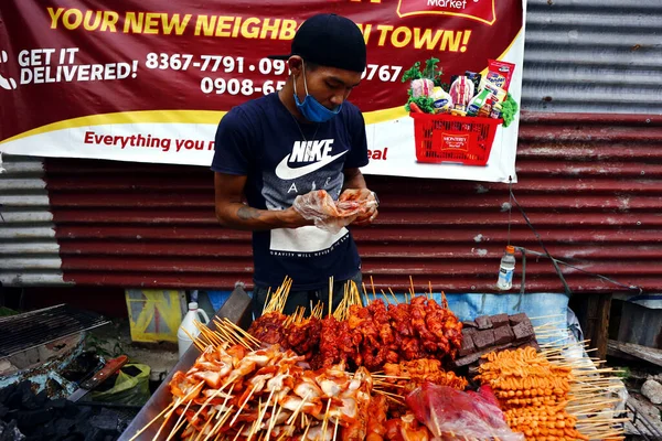 Antipolo City Filipijnen Mei 2020 Straatverkoper Verkoopt Gegrild Varkensvlees Kipfilet — Stockfoto