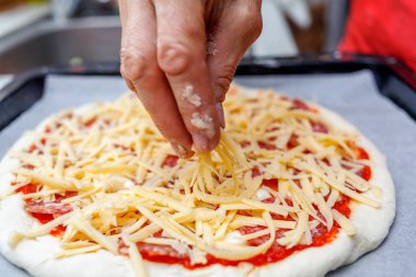 Bir el ve ham pizza.