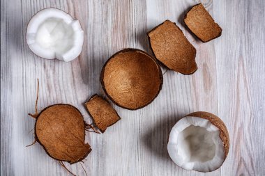 İki tüylü kabuk yarım Hindistan cevizine yakın çekim.